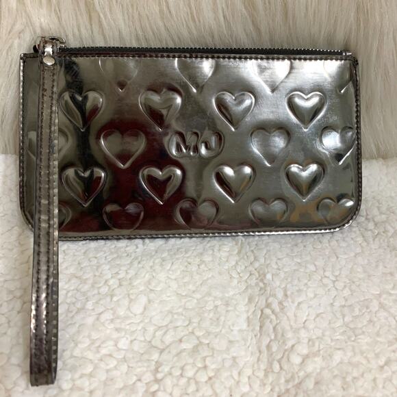 MARC JACOBS MJ Hearts Logo Embossed Silver Mirror Metallic Flat Wristlet - Picture 2 of 14